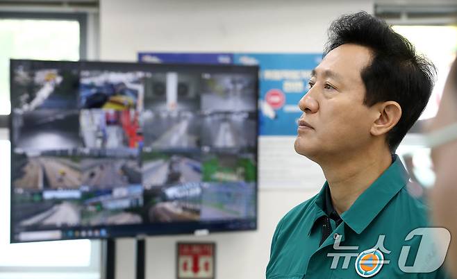 오세훈 서울시장이 서울 도봉구 도봉지하차도 관리사무소를 찾아 풍수해 대비 지하차도 방재시설 점검을 하고 있다. (공동취재) 2024.7.15/뉴스1 ⓒ News1 유승관 기자