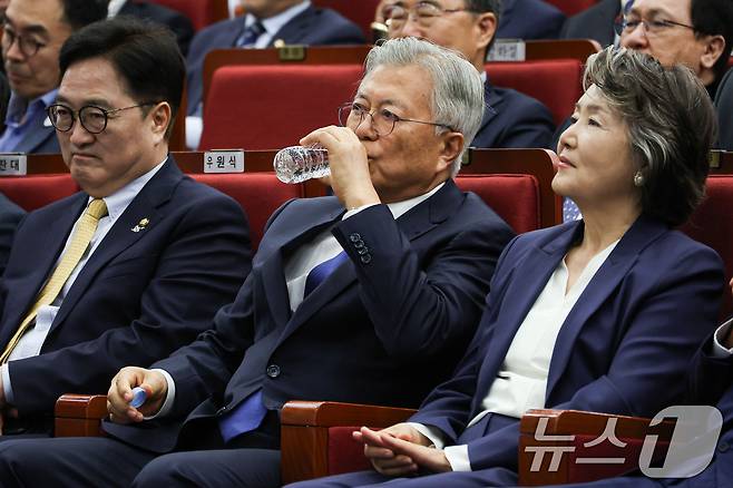 문재인 전 대통령이 25일 서울 여의도 국회도서관에서 열린 4·27 판문점선언 7주년 기념식에서 물을 마시고 있다. (공동취재) 2025.4.25/뉴스1 ⓒ News1 안은나 기자