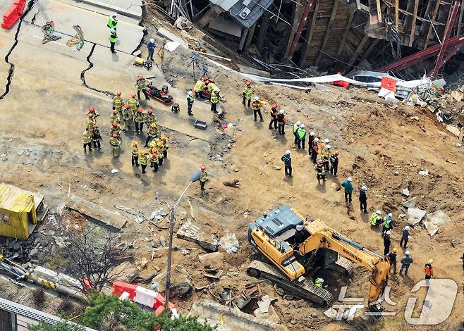 16일 경기 광명시 일직동 신안산선 복선전철 5-2공구 붕괴 현장에서 소방관 등 관계자들이 실종자 수색 작업을 이어가고 있다. 2025.4.16/뉴스1 ⓒ News1 이동해 기자