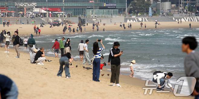 초여름 날씨를 보인 12일 오후 부산 해운대해수욕장을 찾은 관광객, 어린이 등이 물놀이를 즐기고 있다. 2025.5.12/뉴스1 ⓒ News1 윤일지 기자