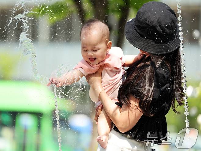 대체로 맑고 포근한 '초여름 날씨'를 보인 12일 오후 서울 광화문광장 분수터널에서 어린이가 더위를 식히고 있다. 2025.5.12/뉴스1 ⓒ News1 황기선 기자
