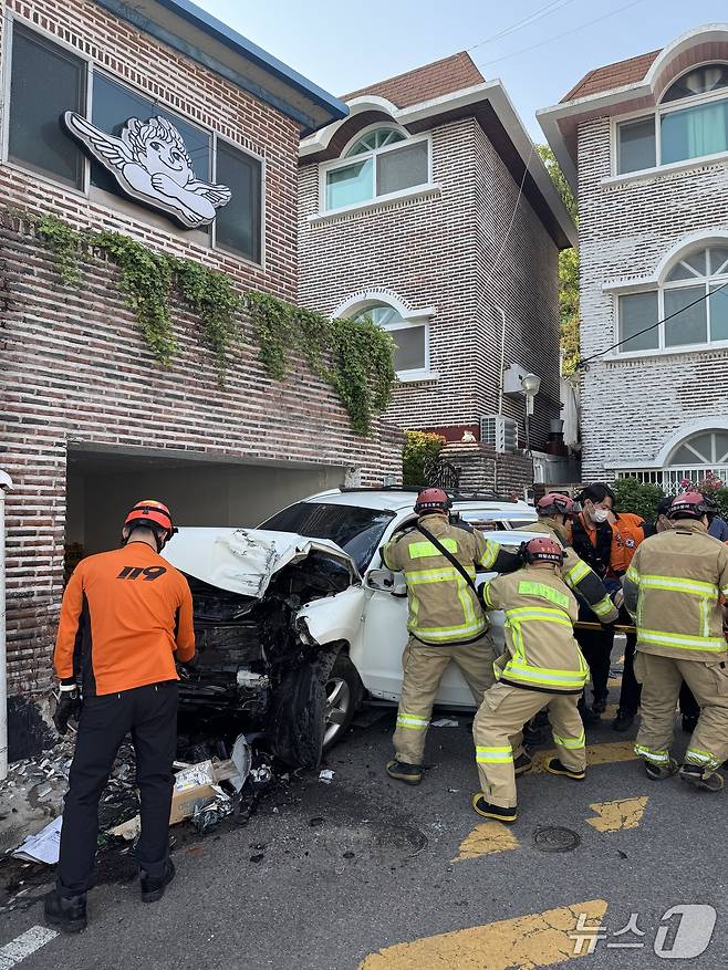 12일 오후 4시 43분쯤 창원시 의창구 소답동 한 주택가에서 싼타페 SUV가 주택 담벼락에 돌진했다. 사진은 사고 현장 모습.(창원소방본부 제공. 재판매 및 DB금지)