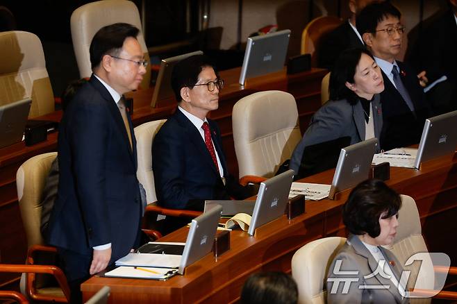 11일 오후 서울 여의도 국회에서 열린 제419회 국회(임시회) 제1차 본회의에서 서영교 더불어민주당 의원이 '윤석열 대통령의 위헌적 비상계엄 선포 내란 행위' 관련, 국민을 향해 사과를 요구하자 일부 국무위원들이 일어나고 있다. 2024.12.11/뉴스1 ⓒ News1 안은나 기자