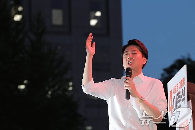 이준석 개혁신당 대통령 후보가 공식 선거운동이 시작된 12일 서울 중구 청계광장에서 가진 서울 첫 집중유세에서 지지를 호소하고 있다. 2025.5.12/뉴스1 ⓒ News1 박정호 기자