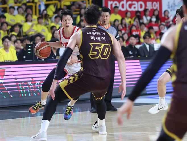 김선형이 11일 창원 LG전에서 ‘돌파’를 하고 있다. 사진 | 연합뉴스
