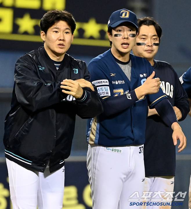 박민우와 박건우가 사구에 맞은 정수빈을 걱정하고 있다. 잠실=허상욱 기자