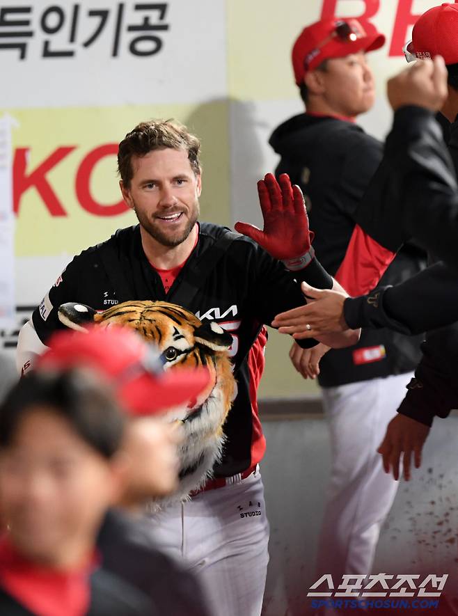 24일 대구 라이온즈파크에서 열린 삼성 라이온즈와 KIA 타이거즈의 경기. 6회초 KIA 위즈덤이 솔로포를 날린 뒤 환호하고 있다. 대구=박재만 기자 pjm@sportschosun.com/2025.04.24/