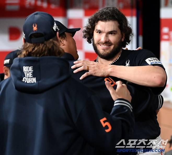 10일 고척스카이돔에서 열린 한화와 키움의 경기, 6회말 투구를 마친 한화 폰세가 선발진과 뜨거운 포옹을 나누고 있다. 고척=허상욱 기자wook@sportschosun.com/2025.05.10/