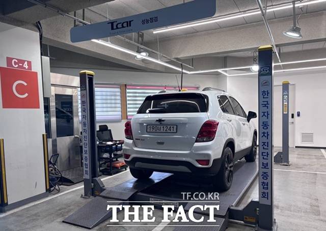 입고된 차량이 상품화 대상 적합 여부를 판단 받는 품질 검사 구역. '한국자동차진단보증협회' 인증 장비를 통해 법정 성능 점검도 함께 수행된다. /황지향 기자