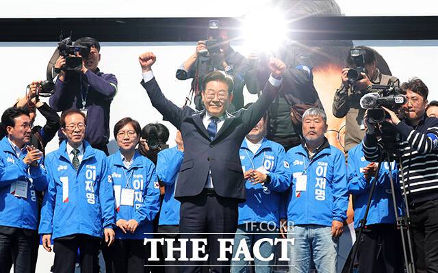 지지자들에게 인사하는 이재명 후보.