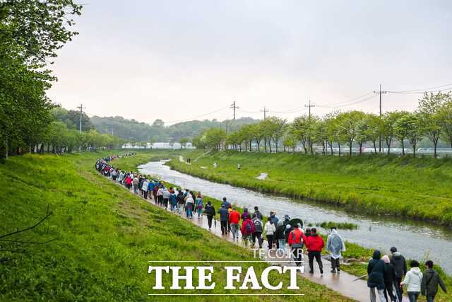 당진시 당진3동이 10일 당진하수종말처리장 공원에서 '제6회 탄소중립 이팝나무길 가족사랑 걷기 행사'를 개최했다. /당진시