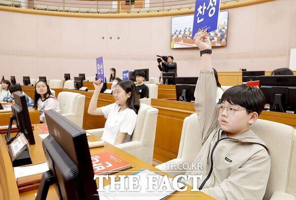 대전시의회가 12일 서부초등학교 학생들을 시작으로 28일까지 6개교 108명을 대상으로 '2025년 상반기 청소년 의회교실'을 운영한다. 사진은 서부초 학생들이 직접 표결에 참여하고 있는 모습 /대전시의회