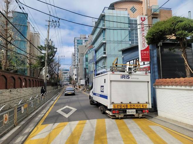 지표투과레이더(GPR) 탐사 모습. 서초구 제공.