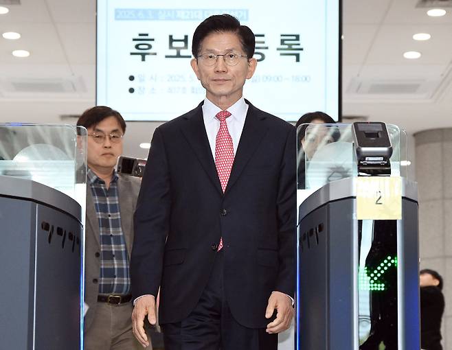김문수 국민의힘 대통령 후보가 11일 오전 경기 과천시 중앙선거관리위원회에서 제21대 대통령선거 후보자 등록을 마친 뒤 선관위를 나서고 있다. /뉴스1