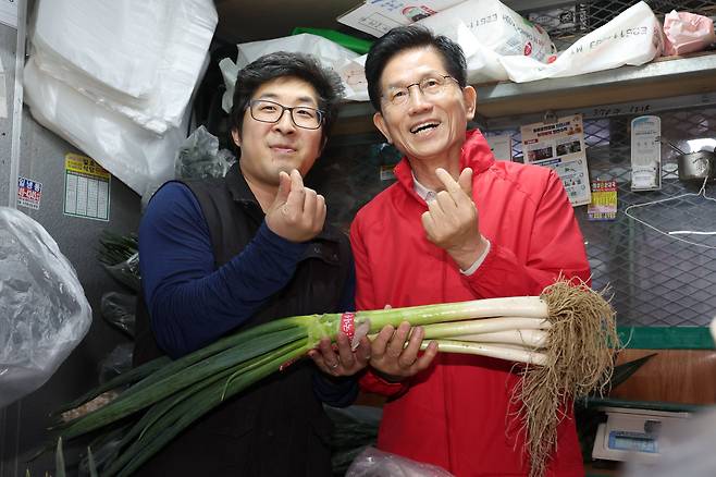 제21대 대통령선거 공식 선거운동 첫날인 12일 오전 김문수 국민의힘 대선 후보가 서울 송파구 가락시장을 방문해 대파를 구매하며 기념촬영을 하고 있다. /뉴시스
