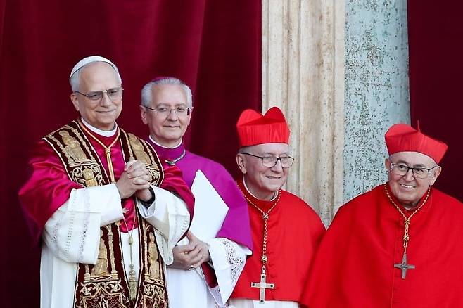 ์ ์ ๊ตํฉ ๋ ์ค 14์ธ(๋งจ ์ผ์ชฝ)๊ฐ 8์ผ(ํ์ง ์๊ฐ) ์ฝํด๋ผ๋ฒ ์์ ์ ์ถ๋ ์งํ ๋ฐํฐ์นธ ์ฑ ๋ฒ ๋๋ก ๋์ฑ๋น ๋ฐ์ฝ๋์ ๋ํ๋ ์ ์๋ค์๊ฒ ์ธ์ฌํ๊ณ ์๋ค./์ฐํฉ๋ด์ค