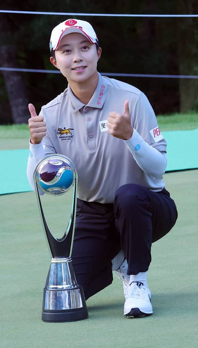 2025년 5월 11일 경기도 고양시 뉴코리아CC에서 열린 레이디스 유러피언투어(LET) 아람코 챔피언십 코리아에서 우승한 김효주가 대회 2연패를 기념하는 포즈를 취하고 있다. /연합뉴스