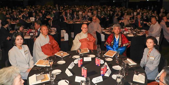 12일 오후 서울 중구 신라호텔에서 조계종 중앙신도회 창립 70주년 기념식이 열리면서 이재명 대선 후보의 아내 김혜경(왼쪽에서 첫째) 여사와 김문수 후보의 아내 설난영(오른쪽에서 첫째) 여사가 행사에 참석했다. /장련성 기자