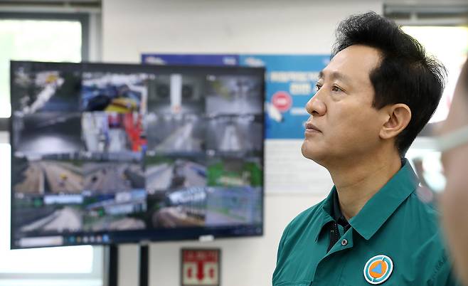 오세훈 서울시장이 지하차도 방재시설 점검을 하고 있다. /뉴스1