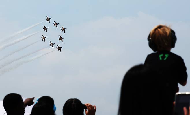 11일 경기도 평택시 주한미공군 오산기지에서 열린 '오산 에어 파워 데이 2025'에서 공군 특수비행팀 블랙이글스가 멋진 에어쇼를 선보이고 있는 모습. 해당 사진은 기사 내용과는 무관. /연합뉴스