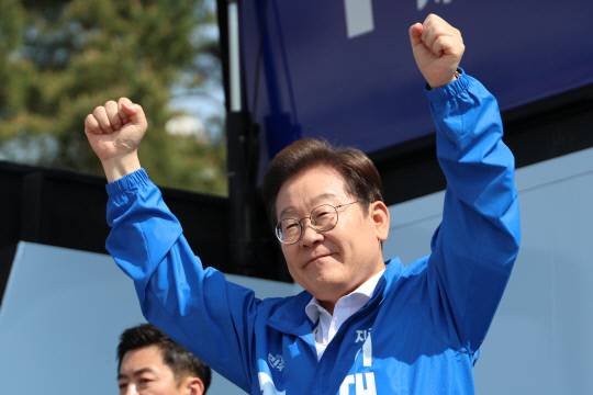 더불어민주당 이재명 대선 후보가 6·3 대통령선거 공식 선거운동 첫날인 12일 경기 화성시 동탄 센트럴파크 음악분수중앙광장 유세장에서 시민들에게 지지를 호소하고 있다. 연합뉴스