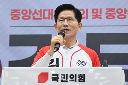 국민의힘 김문수 대선 후보가 12일 서울 영등포구 여의도 국민의힘 중앙당사에서 열린 중앙선대위 임명장 수여식에서 발언하고 있다. 연합뉴스