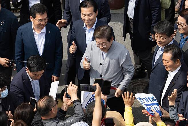 경청투어에 나선 이재명 더불어민주당 대통령 후보가 11일 오후 전남 영암군 독천낙지거리에서 시민들에게 인사하고 있다. 2025.5.11/뉴스1