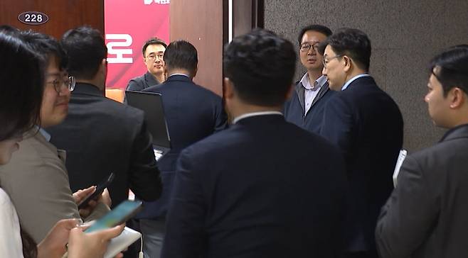 국민의힘 지도부가 김문수 대선 후보 대신 한덕수 전 국무총리를 대선 후보로 재선출하기 위해 당 비상대책위원회를 소집하고 회의장에 들어가는 모습. 채널A 화면 캡처
