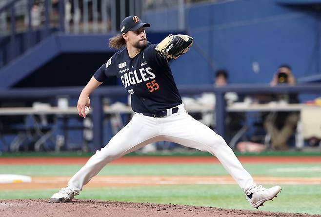 한화 선발투수 와이스가 11일 서울 고척스카이돔에서 열린 키움과의 방문경기에서 역투하고 있다. 와이스는 이날 최고 시속 156㎞의 패스트볼을 앞세워 8이닝 1피안타 2볼넷 9탈삼진 무실점 호투했다. 8-0 완승을 거둔 한화는 33년 만에 12연승을 달렸다.
뉴스1