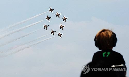 11일 평택 주한미공군 오산기지에서 열린 '오산 에어 파워 데이 2025'에서 공군 특수비행팀 블랙이글스가 멋진 에어쇼를 선보이고 있다.<연합뉴스>