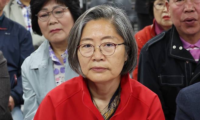 제22대 국회의원선거 수원정에 출마한 국민의힘 이수정 후보가 2024년 4월10일 오후 경기도 수원시 영통구 선거사무소에서 개표방송을 보고 있다. 연합뉴스