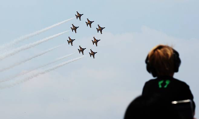 11일 경기도 평택시 주한미공군 오산기지에서 열린 ‘오산 에어 파워 데이 2025’에서 공군 특수비행팀 블랙이글스가 멋진 에어쇼를 선보이고 있다. 연합뉴스