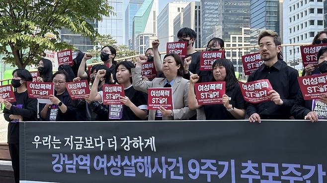 젠더폭력 해결 페미니스트 연대 등 85개 여성단체가 12일 오후 2시 서울 강남역 10번 출구 앞에서 ‘강남역 여성 살해사건 9주기 추모주간 선포 기자회견’을 열고 “우리는 강남역 이전으로 돌아가지 않겠다”는 구호를 외치고 있다. 이나영 기자