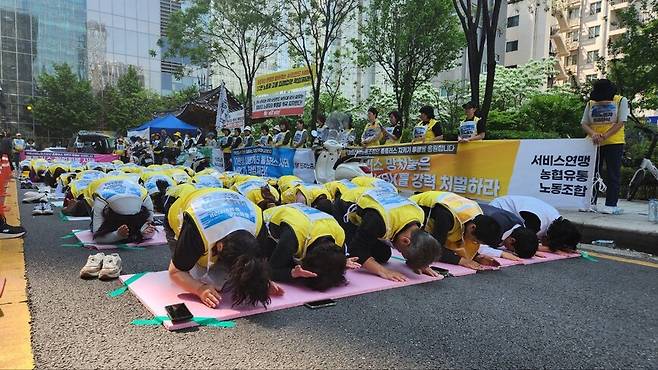 민주노총 서비스연맹 마트산업노조 홈플러스지부 구성원 57명이 종로구 청진공원에 설치된 농성장 앞에서 홈플러스 사태 해결을 위한 108배를 진행하고 있다. 박찬희 기자