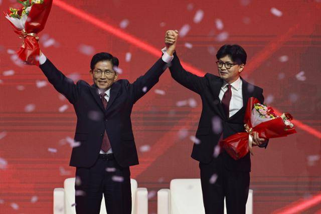 김문수(왼쪽) 국민의힘 대선 후보가 3일 경기 고양시 킨텍스에서 열린 5차 전당대회를 통해 최종 후보로 확정된 뒤 경쟁 후보였던 한동훈 전 대표와 손을 잡고 지지자들 환호에 답하고 있다. 고양=하상윤 기자