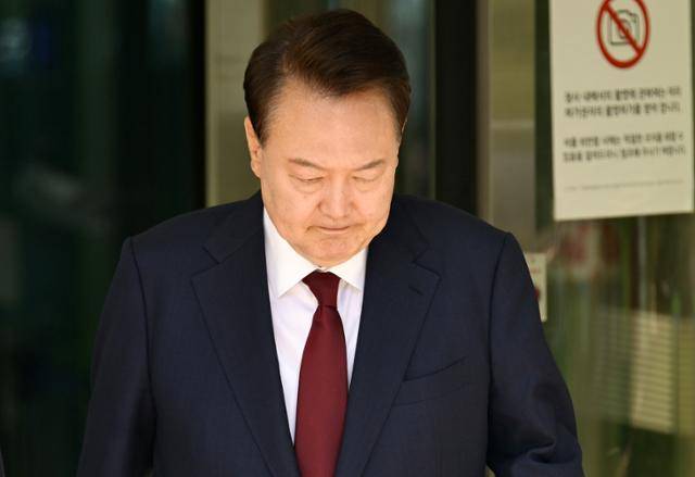'12·3 불법계엄 사태'와 관련해 내란 우두머리 혐의 등으로 기소된 윤석열 전 대통령이 12일 서울 서초구 서울중앙지방법원에서 열린 3차 공판에서 오전 공판을 마친 뒤 법원을 나서고 있다. 뉴시스