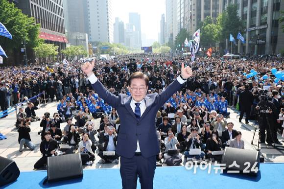 더불어민주당 이재명 대선 후보가 6·3 대통령선거 공식 선거운동 첫날인 12일 '빛의 혁명'을 상징하는 공간인 서울 광화문 청계광장에서 첫 유세를 시작하며 두 팔을 번쩍 들고 있다.
