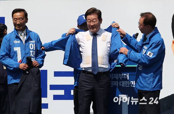 이재명 더불어민주당 대선 후보가 12일 오전 서울 광화문 청계광장에서 열린 공식 선거운동 출정식에서 방탄복을 착용한 가운데 선거운동복을 입고 있다.