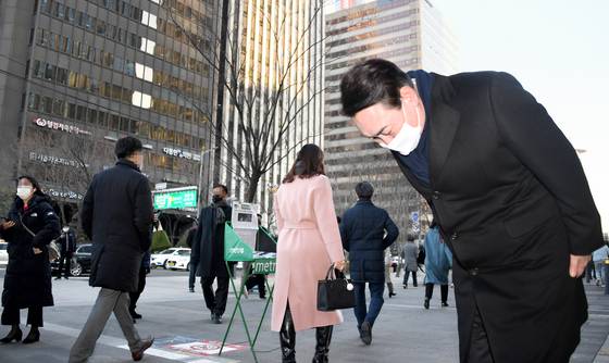 윤석열 전 대통령이 국민의힘 대선 후보 시절이던 2022년 1월 6일 오전 영등포구 여의도 여의도역 5번 출구에서 출근하는 시민들에게 인사하고 있다. 2022.1.6 국회사진기자단