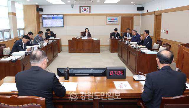 ▲ 강원도의회 농림수산위원회(위원장 엄윤순)는 12일 오후 제337회 제2차 회의를 열고 ‘강원도 도시와 농어촌 간의 교류 활성화 지원 조례안’ 등 6건의 안건을 심의·의결했다. 도의회 제공