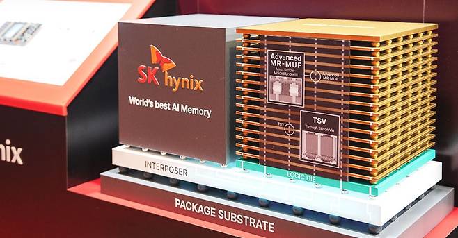 SK하이닉스의 12단 HBM4와 16단 HBM3E 모형 / 사진=SK하이닉스