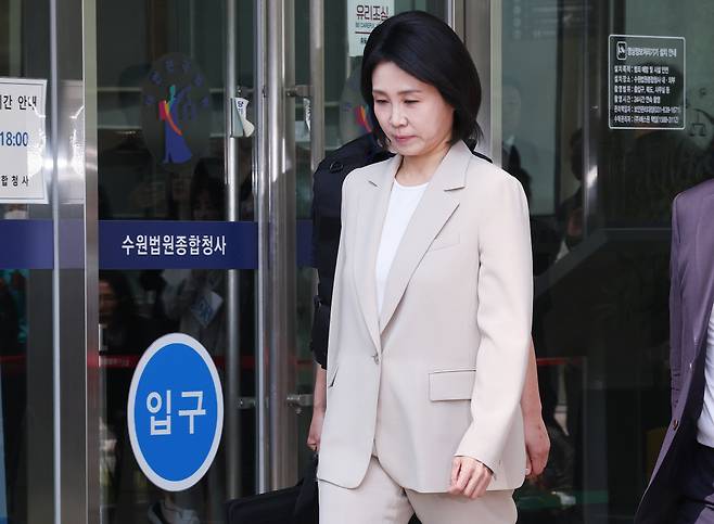이재명 더불어민주당 대선 후보의 부인 김혜경씨가 12일 항소심 판결 후 수원고법 청사를 나서고 있다. 연합뉴스