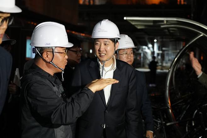 이준석 개혁신당 대선 후보가 21대 대선 공식 선거운동 첫날인 12일 첫 일정으로 전남 여수시 금호피앤비화학 여수2공장을 방문해 현장을 둘러보고 있다. 연합뉴스