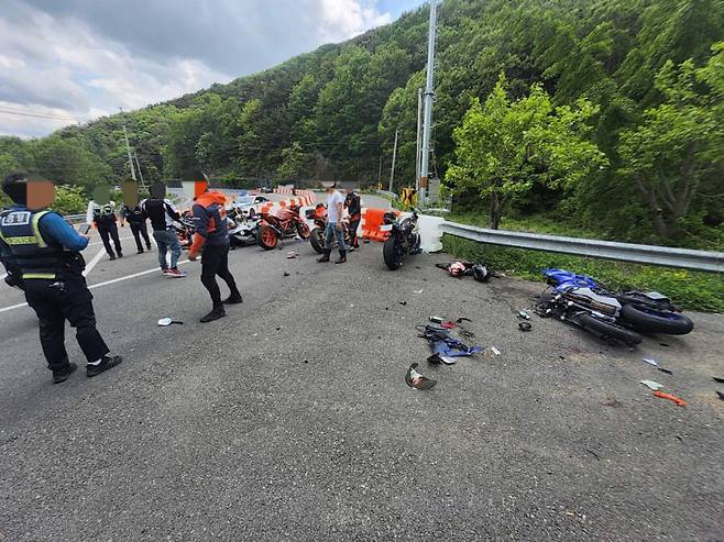 11일 오후 경북 청도군 운문면 20번 국도에서 주행 중이던 오토바이가 넘어지면서 도로 맞은편에 정차 중인 오토바이 7대와 사람들을 덮쳐 5명이 다쳤다. 경북소방본부 제공