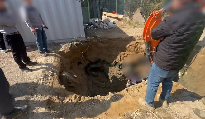 경찰이 석유를 절취하기 위해 일당이 굴착한 곳을 확인하고 있다. 경북경찰청 제공