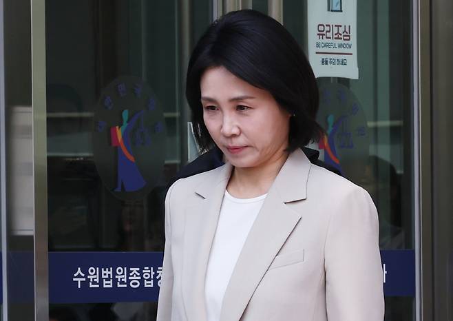 공직선거법 위반 혐의로 기소돼 1심에서 벌금형을 선고받은 더불어민주당 이재명 대선후보 배우자 김혜경 씨가 12일 경기도 수원시 영통구 수원고등법원에서 열린 항소심 선고공판을 마치고 나오고 있다. 연합뉴스