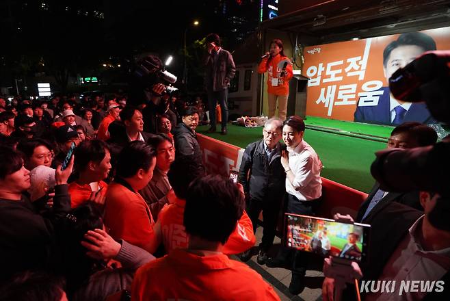 이준석 개혁신당 대통령 후보가 12일 서울 중구 청계광장에서 서울 첫 집중유세를 마치고 지지자들과 기념사진을 촬영하고 있다.