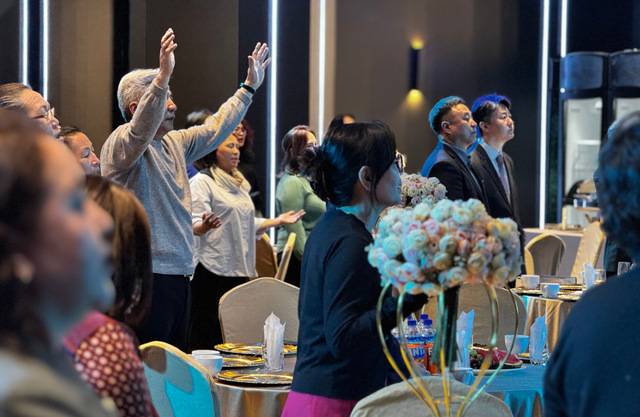 몽골 교회 목회자들과 올미션 관계자들이 지난 8일 몽골 울란바토르 화이트홀에서 열린 올미션 몽골 목회자 콘퍼런스에서 손을 들고 기도하고 있다.