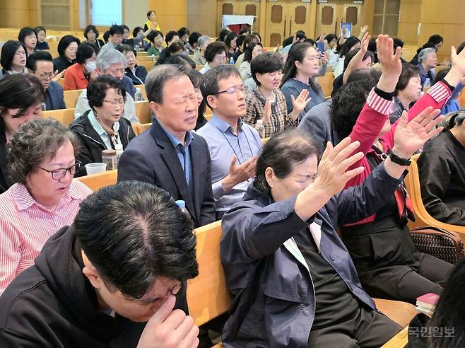 같은 날 국가3일 연합금식성회 참석자들이 서울 중랑구 금란교회에서 기도하는 모습. 박윤서 기자