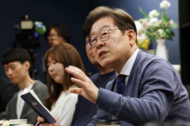 더불어민주당 이재명 대선 후보가 12일 경기 성남시 분당구 판교역 인근 미팅룸에서 열린 IT 개발자들과의 'K-혁신' 브라운백 미팅에서 대화하고 있다. 연합뉴스